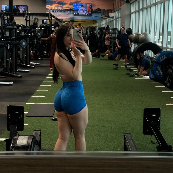 Meet your Posher, Brooke - Picture 3 of 4